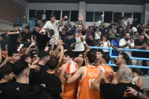 Βραδιά ανόδου κι έγινε η νύχτα... μέρα στο κλειστό γυμναστήριο Ροϊτίκων - Φωτογραφίες