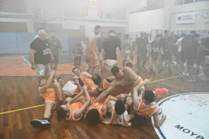 Βραδιά ανόδου κι έγινε η νύχτα... μέρα στο κλειστό γυμναστήριο Ροϊτίκων - Φωτογραφίες