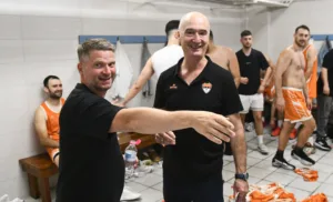 Βραδιά ανόδου κι έγινε η νύχτα... μέρα στο κλειστό γυμναστήριο Ροϊτίκων - Φωτογραφίες Βραδιά ανόδου κι έγινε η νύχτα... μέρα στο κλειστό γυμναστήριο Ροϊτίκων - Φωτογραφίες