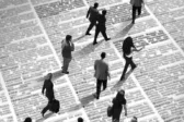 Ανεργία στην Ελλάδα: Πού χτυπά «κόκκινο» και ποιες ηλικίες πιέζονται περισσότερο