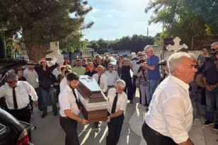 Καλαμάτα: Με λευκά τριαντάφυλλα το τελευταίο «αντίο» στην 39χρονη, ράγισαν καρδιές στην κηδεία της
