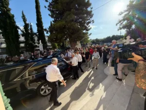 Καλαμάτα: Με λευκά τριαντάφυλλα το τελευταίο «αντίο» στην 39χρονη, ράγισαν καρδιές στην κηδεία της