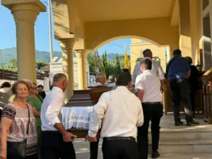 Καλαμάτα: Με λευκά τριαντάφυλλα το τελευταίο «αντίο» στην 39χρονη, ράγισαν καρδιές στην κηδεία της Καλαμάτα: Με λευκά τριαντάφυλλα το τελευταίο «αντίο» στην 39χρονη, ράγισαν καρδιές στην κηδεία της