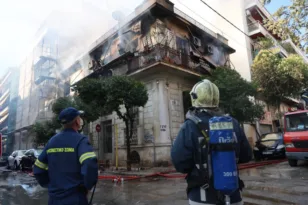 Καλλιθέα: Σώθηκε από τη φωτιά στα χέρια των γειτόνων και πήρε εξιτήριο