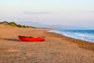 Παραλίες στην Αχαΐα: 7 στάσεις για βουτιές από το Δρέπανο μέχρι την Καλογριά