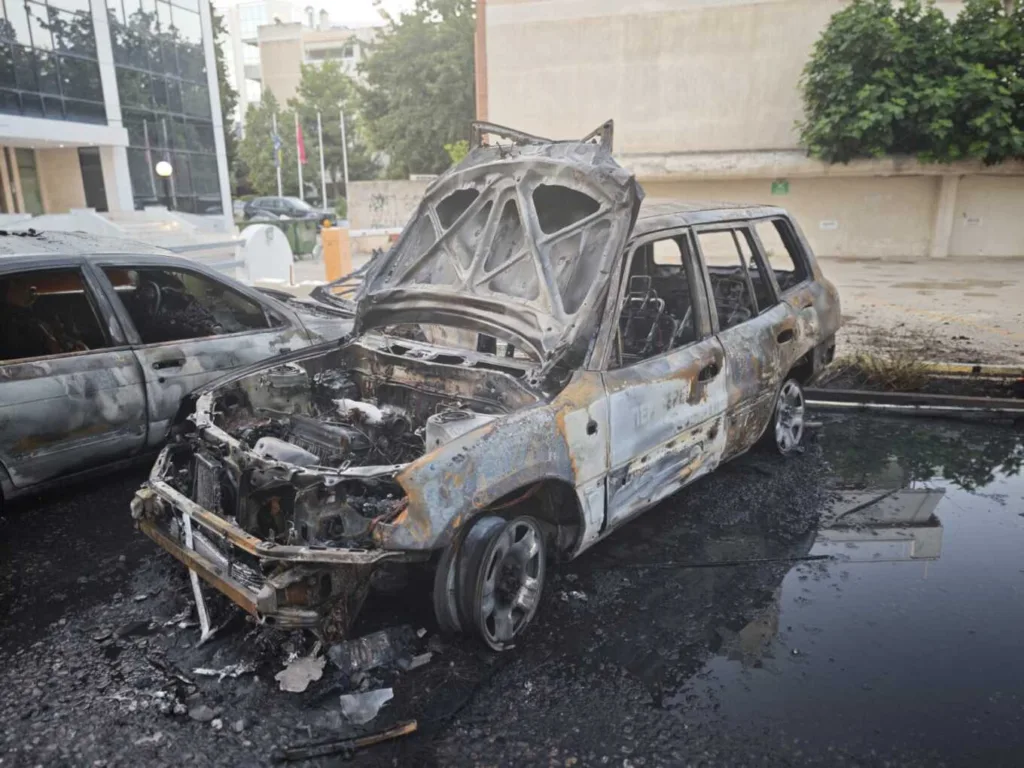 Εμπρησμός τα ξημερώματα σε οχήματα της Περιφέρειας Αττικής ΦΩΤΟ