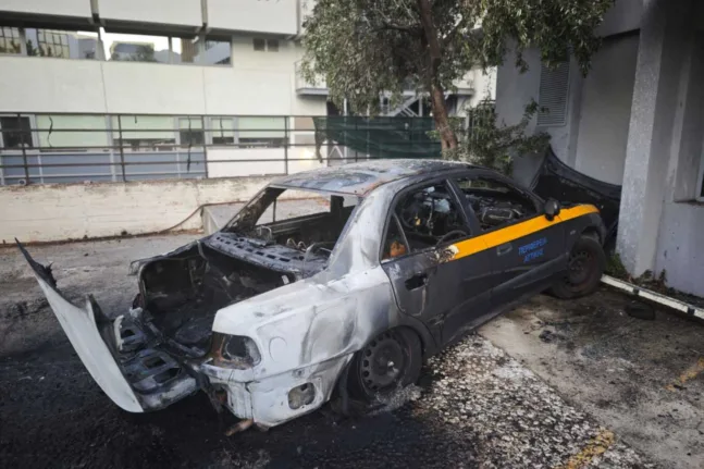 Εμπρησμός τα ξημερώματα σε οχήματα της Περιφέρειας Αττικής ΦΩΤΟ