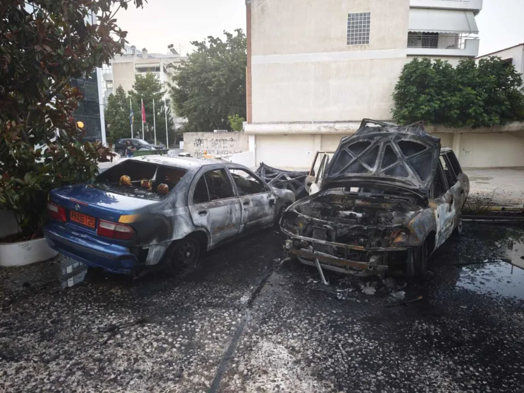 Εμπρησμός τα ξημερώματα σε οχήματα της Περιφέρειας Αττικής ΦΩΤΟ