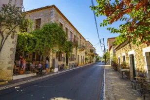 Καρδαμύλη: Γιατί το «στολίδι» της Μάνης παραμένει ο top elite προορισμός του καλοκαιριού
