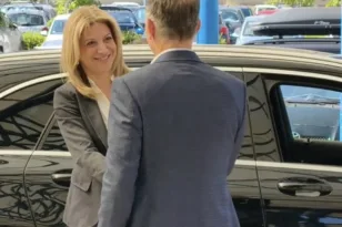 Το μαύρο τζιπ της Καρυστιανού, τα σχόλια και η απάντηση Αυγερινού: «Κωμική προσπάθεια εντυπώσεων»