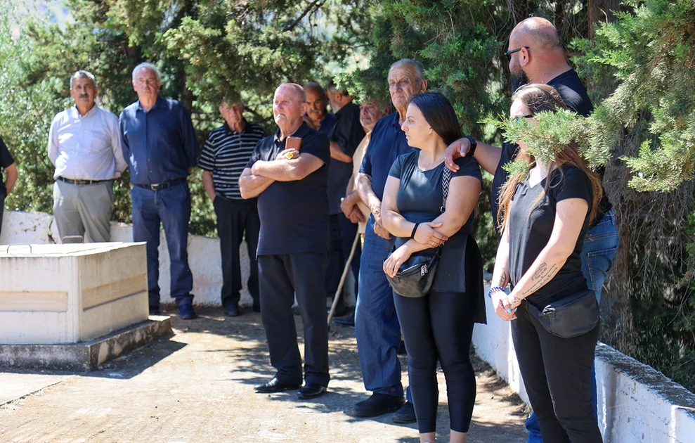 Σταυρούλα Λεβεντάκη: Θλίψη στην κηδεία στο Βαρύπετρο – Οι φωτογραφίες μετά το έγκλημα