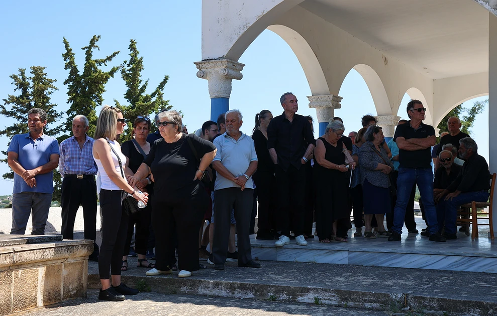 Σταυρούλα Λεβεντάκη: Θλίψη στην κηδεία στο Βαρύπετρο – Οι φωτογραφίες μετά το έγκλημα