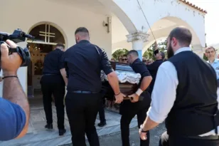 Σταυρούλα Λεβεντάκη: Θλίψη στην κηδεία στο Βαρύπετρο – Οι φωτογραφίες μετά το έγκλημα