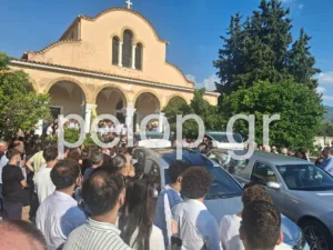 «Ήταν αγκαλιασμένοι σε όλη τους τη ζωή κι έφυγαν αγκαλιασμένο», ο συγκλονιστικός επικήδειος του Μητροπολίτη Πατρών, Χρυσόστομου, για τους Διονύση και Ηλία-Κωνσταντίνο Γκέκα, ΦΩΤΟ