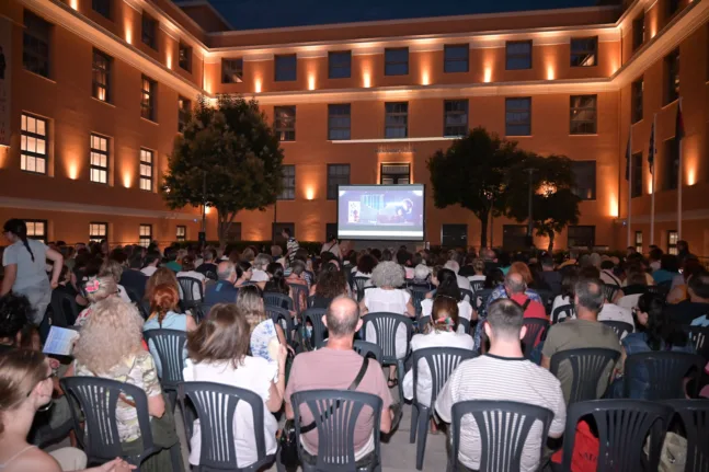 Πάτρα: Γέμισε σινεφίλ το νέο δημαρχείο στην πρεμιέρα του Δημοτικού Κινητού Κινηματογράφου ΦΩΤΟ