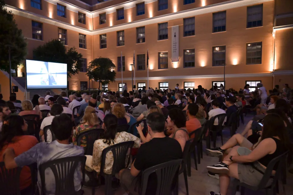 Πάτρα: Γέμισε σινεφίλ το νέο δημαρχείο στην πρεμιέρα του Δημοτικού Κινητού Κινηματογράφου ΦΩΤΟ Πάτρα: Γέμισε σινεφίλ το νέο δημαρχείο στην πρεμιέρα του Δημοτικού Κινητού Κινηματογράφου ΦΩΤΟ