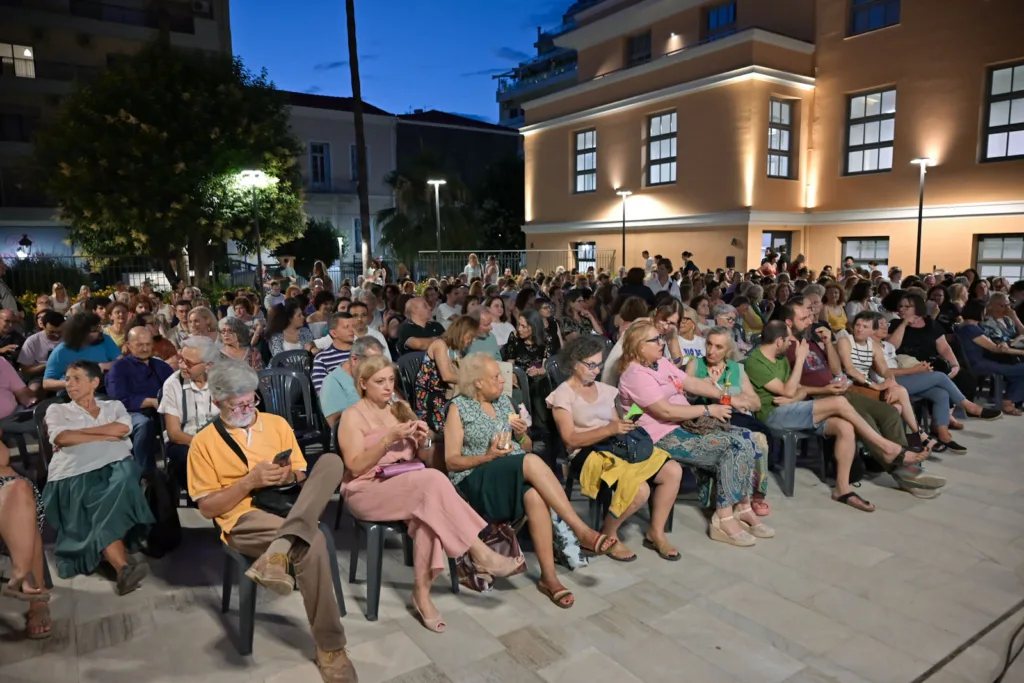 Πάτρα: Γέμισε σινεφίλ το νέο δημαρχείο στην πρεμιέρα του Δημοτικού Κινητού Κινηματογράφου ΦΩΤΟ Πάτρα: Γέμισε σινεφίλ το νέο δημαρχείο στην πρεμιέρα του Δημοτικού Κινητού Κινηματογράφου ΦΩΤΟ