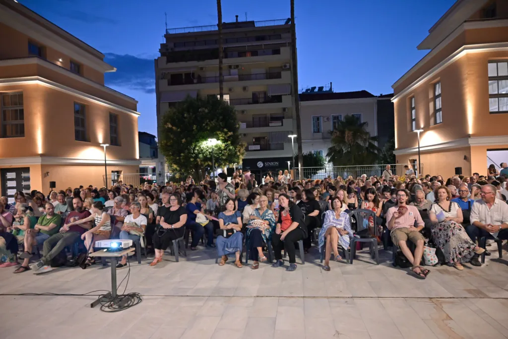 Πάτρα: Γέμισε σινεφίλ το νέο δημαρχείο στην πρεμιέρα του Δημοτικού Κινητού Κινηματογράφου ΦΩΤΟ