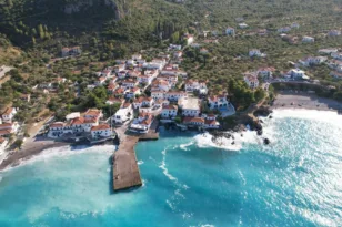 Πελοπόννησος τον Αύγουστο: Πού να πας αν δεν αντέχεις την πολυκοσμία