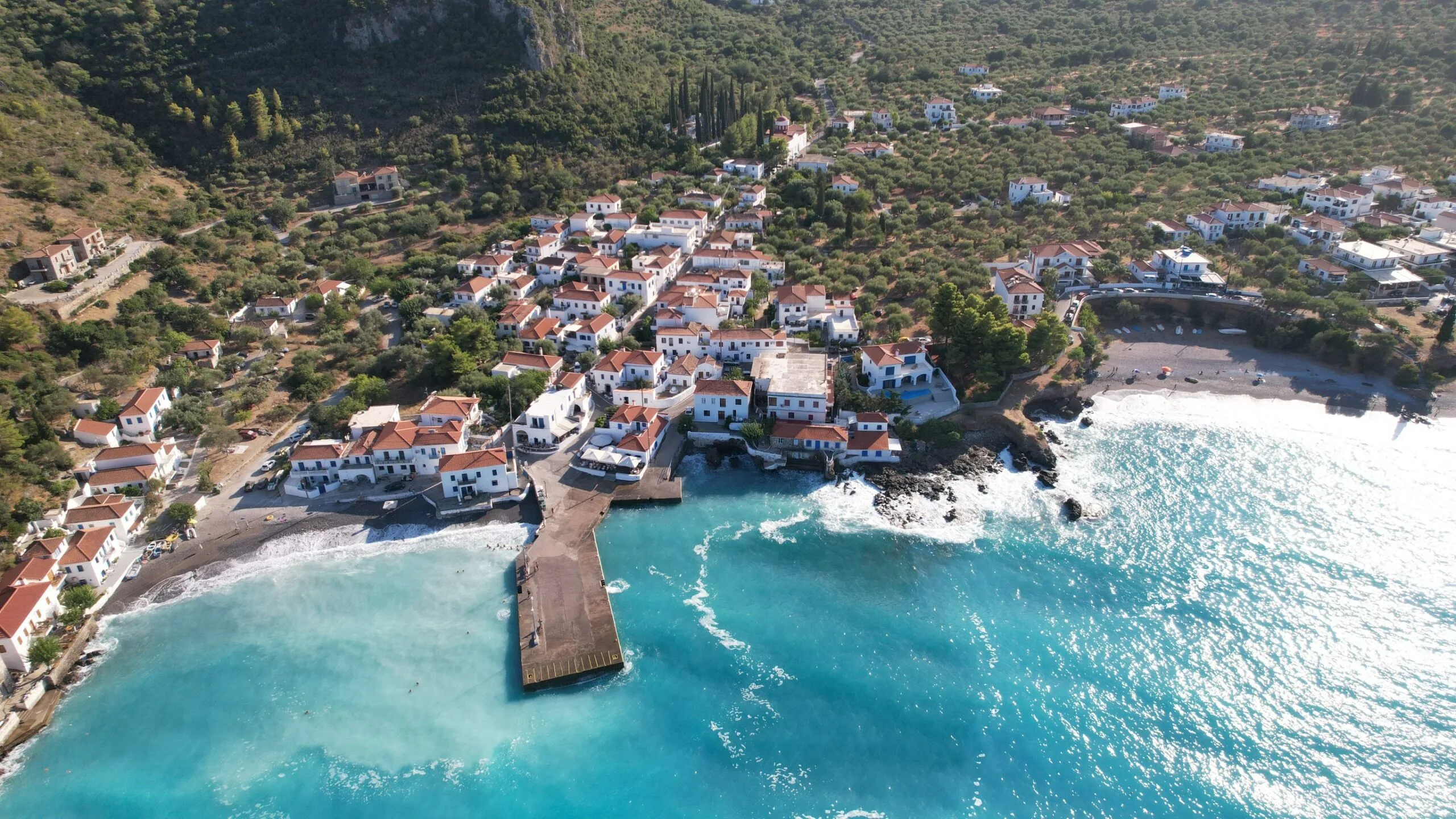 Το Κυπαρίσσι Λακωνίας με παραδοσιακά σπίτια, βοτσαλωτές παραλίες και καθαρά νερά
