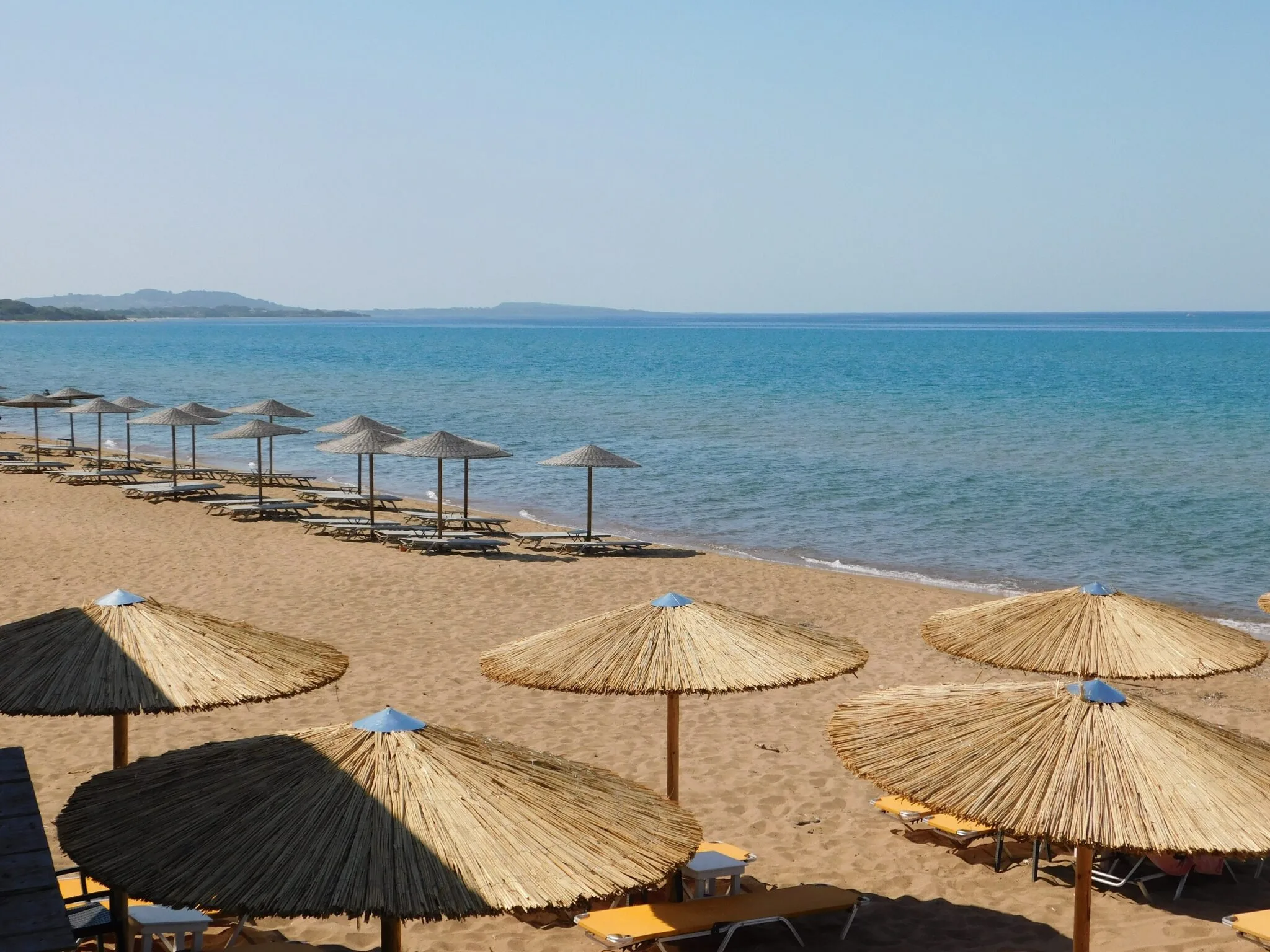 Παραλία Κουρούτας στην Ηλεία με μεγάλη αμμουδιά, οργανωμένα σημεία και θέα προς το Ιόνιο