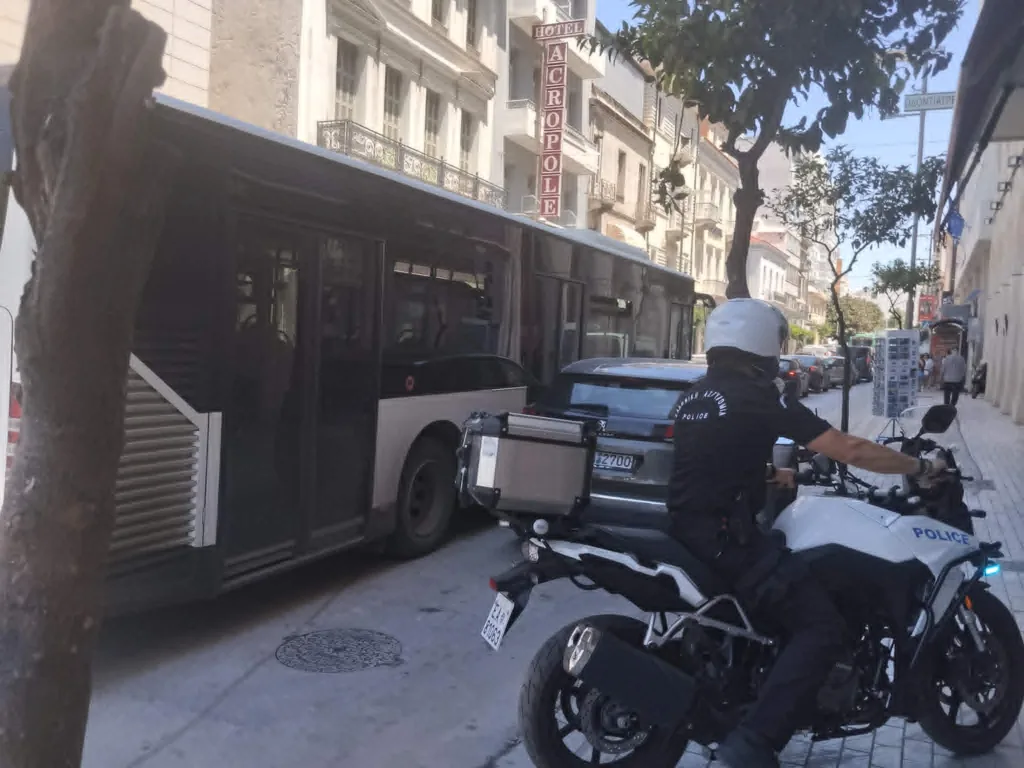 Κυκλοφοριακό χάος στο κέντρο: Αγ. Ανδρέου σε ασφυξία - Εργα και παράνομη στάθμευση προκαλούν καθημερινό μποτιλιάρισμα Κυκλοφοριακό χάος στο κέντρο: Αγ. Ανδρέου σε ασφυξία - Εργα και παράνομη στάθμευση προκαλούν καθημερινό μποτιλιάρισμα