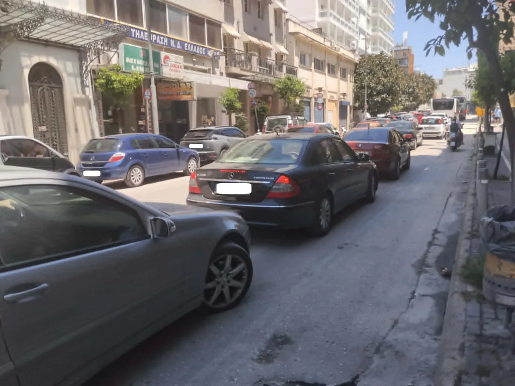 Κυκλοφοριακό χάος στο κέντρο: Αγ. Ανδρέου σε ασφυξία - Εργα και παράνομη στάθμευση προκαλούν καθημερινό μποτιλιάρισμα Κυκλοφοριακό χάος στο κέντρο: Αγ. Ανδρέου σε ασφυξία - Εργα και παράνομη στάθμευση προκαλούν καθημερινό μποτιλιάρισμα
