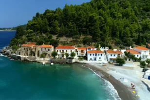 Τα χωριά της Πελοποννήσου όπου πας για μπάνιο και μένεις μέχρι να ανάψουν τα φώτα στις ταβέρνες