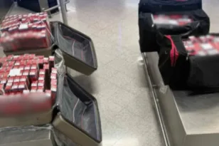 Ο σκύλος ΒΑΝΕ «μύρισε» 414.900 λαθραία τσιγάρα στο αεροδρόμιο
