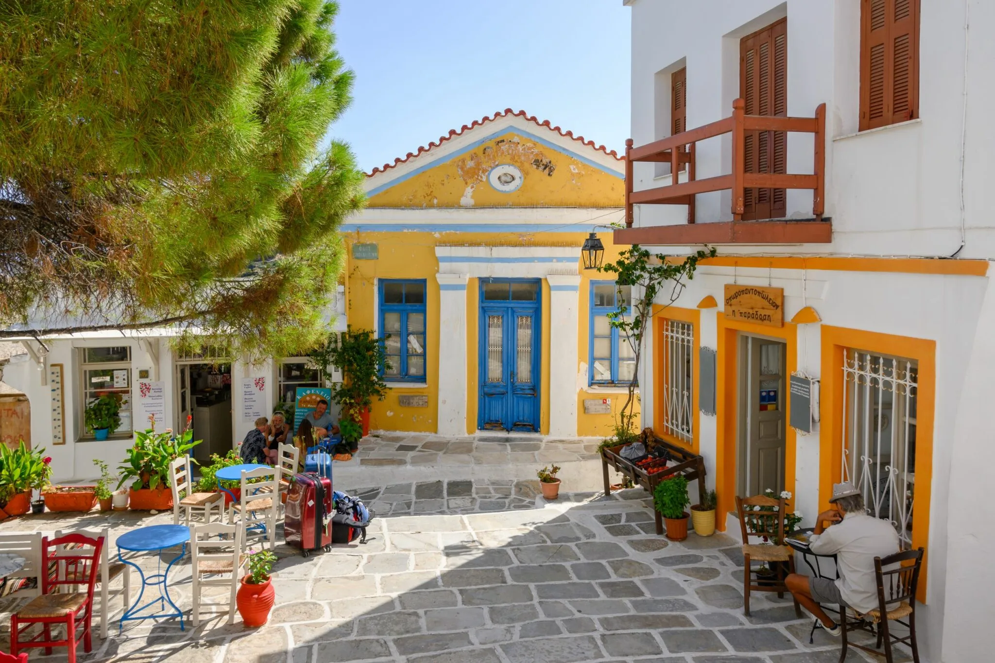 Πάρος travel guide: Τι να δεις, πού να κολυμπήσεις και γιατί αξίζει μια μέρα στην Αντίπαρο