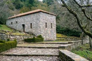 Σκιές του παρελθόντος: Τα εγκαταλελειμμένα χωριά της Πελοποννήσου – Πύργοι, βεντέτες και ξεχασμένες ιστορίες ΦΩΤΟ
