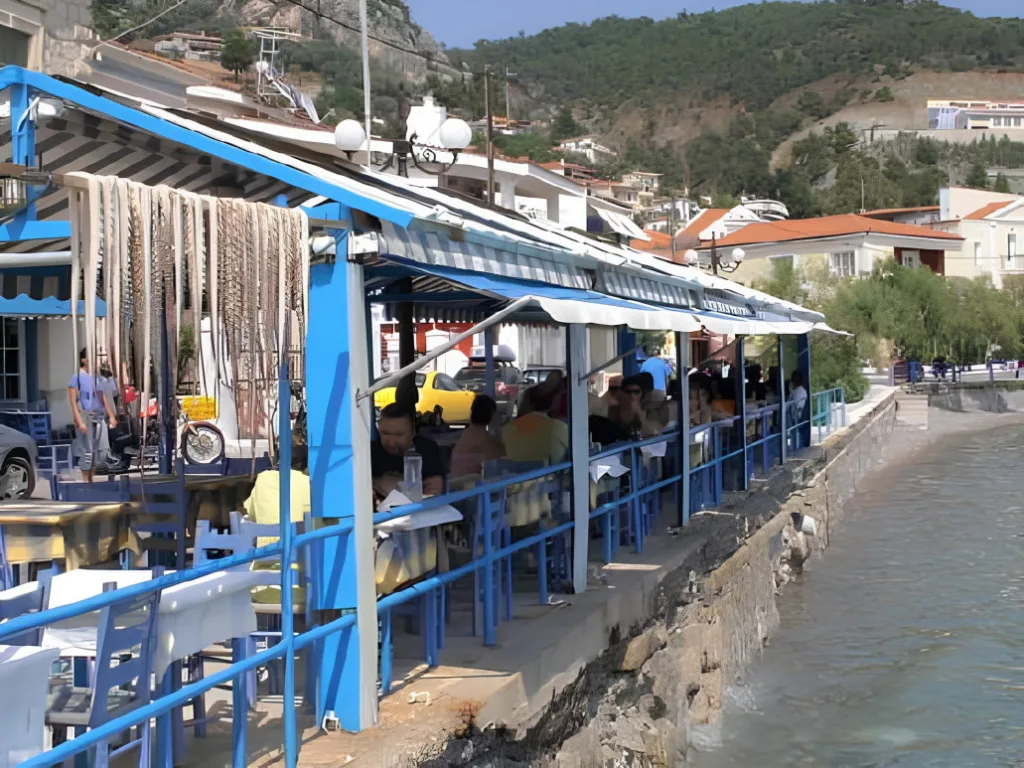 Το ελληνικό καλοκαίρι έγινε... είδος πολυτελείας: Ένας κατώτατος μισθός για ένα 5ήμερο!