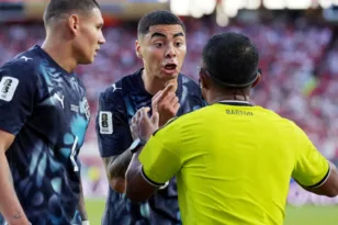 FIFA: Απέβαλε από το Μουντιάλ σχολιαστή που διαμαρτυρήθηκε για την κόκκινη του Αλμιρόν