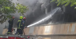 Έπιασε φωτιά σε εργοστάσιο στο Αιγάλεω, κατέρρευσε τμήμα της ταράτσας, ΦΩΤΟ
