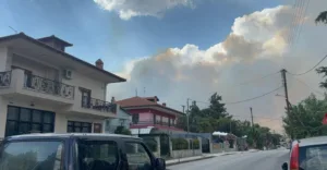 Πύρινο μέτωπο και μεγάλη μάχη με τις φλόγες στο Ωραιόκαστρο, σορός εντοπίστηκε στο δάσος, γυναίκα με εγκαύματα στο νοσοκομείο
