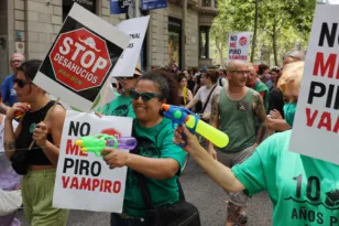 «Ιστορική» διαδήλωση με νεροπίστολα κατά του υπερτουρισμού στη Μαγιόρκα ΒΙΝΤΕΟ