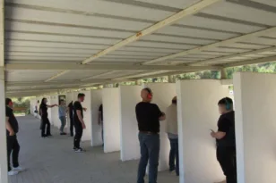 «Έβαλε το όπλο κάτω από το λαιμό της και αυτοκτόνησε», κατέληξε η γυναίκα που πυροβολήθηκε στο σκοπευτήριο Μαλεβιζίου