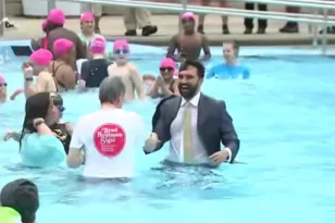 Βουτιά με κοστούμι από τον Ζοχράν Μαμντάνι σε πισίνα του Χάρλεμ