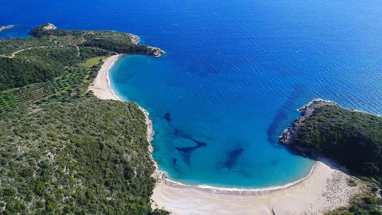 Το Μικρό και Μεγάλο Μαράθι στη Μεσσηνία με φυσική ακτή, καθαρά νερά και πρόσβαση για πιο ήσυχες βουτιές