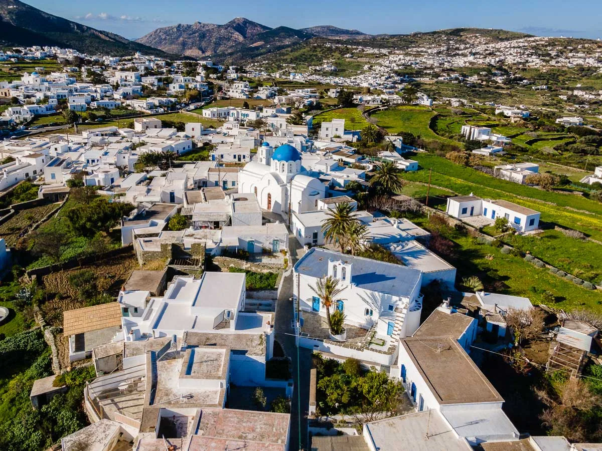 Το νησί των Κυκλάδων που αξίζει να γυρίσεις χωριό χωριό το καλοκαίρι