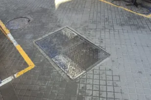 Τρομακτικό περιστατικό στον πεζόδρομο της Ρήγα Φεραίου: Επιναν καφέ και λούστηκαν τα λύματα