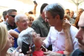 Μητσοτάκης στη Νέα Σμύρνη: Από τον Έλληνα αστροναύτη στο τάβλι και τις selfies στην αγορά