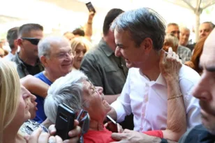 Μητσοτάκης στη Νέα Σμύρνη: Από τον Έλληνα αστροναύτη στο τάβλι και τις selfies στην αγορά