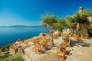 Σαν νησί, αλλά με αυτοκίνητο: 10 καλοκαιρινά διαμάντια της Πελοποννήσου (Χωρίς ακτοπλοϊκά)