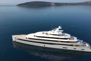 Ενα από τα πιο ακριβά σκάφη στον κόσμο τράβηξε τα βλέμματα στη Βάρκιζα