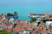 Ναύπακτος: Μητέρα φύλακας-άγγελος έσωσε το παιδί της όταν ηλικιωμένος οδηγός πήγε να το πατήσει! ΒΙΝΤΕΟ
