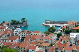 Ναύπακτος: Μητέρα φύλακας-άγγελος έσωσε το παιδί της όταν ηλικιωμένος οδηγός πήγε να το πατήσει! ΒΙΝΤΕΟ