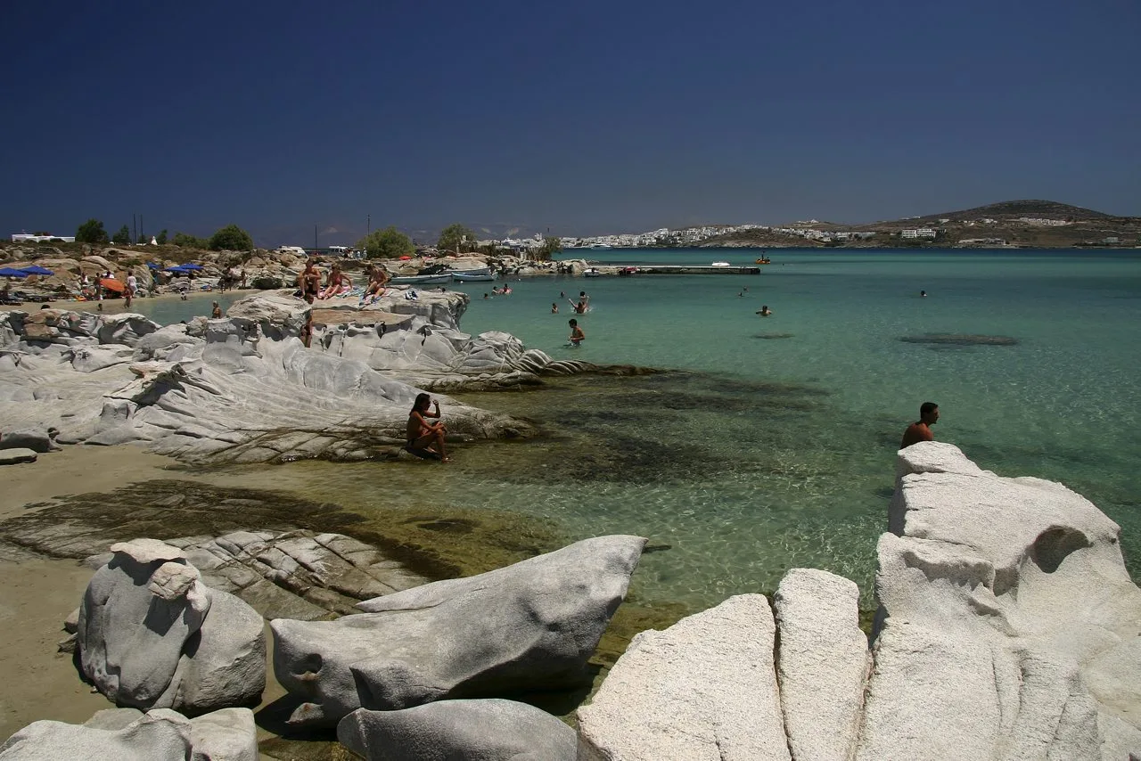 Πάρος travel guide: Τι να δεις, πού να κολυμπήσεις και γιατί αξίζει μια μέρα στην Αντίπαρο