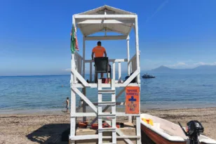 Επιασαν δουλειά στις παραλίες της Πάτρας οι ναυαγοσώστες
