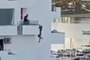 Τρόμος στην Ίμπιζα: Κρεμόταν γυμνός από μπαλκόνι 7ου ορόφου και έπεσε στο κενό